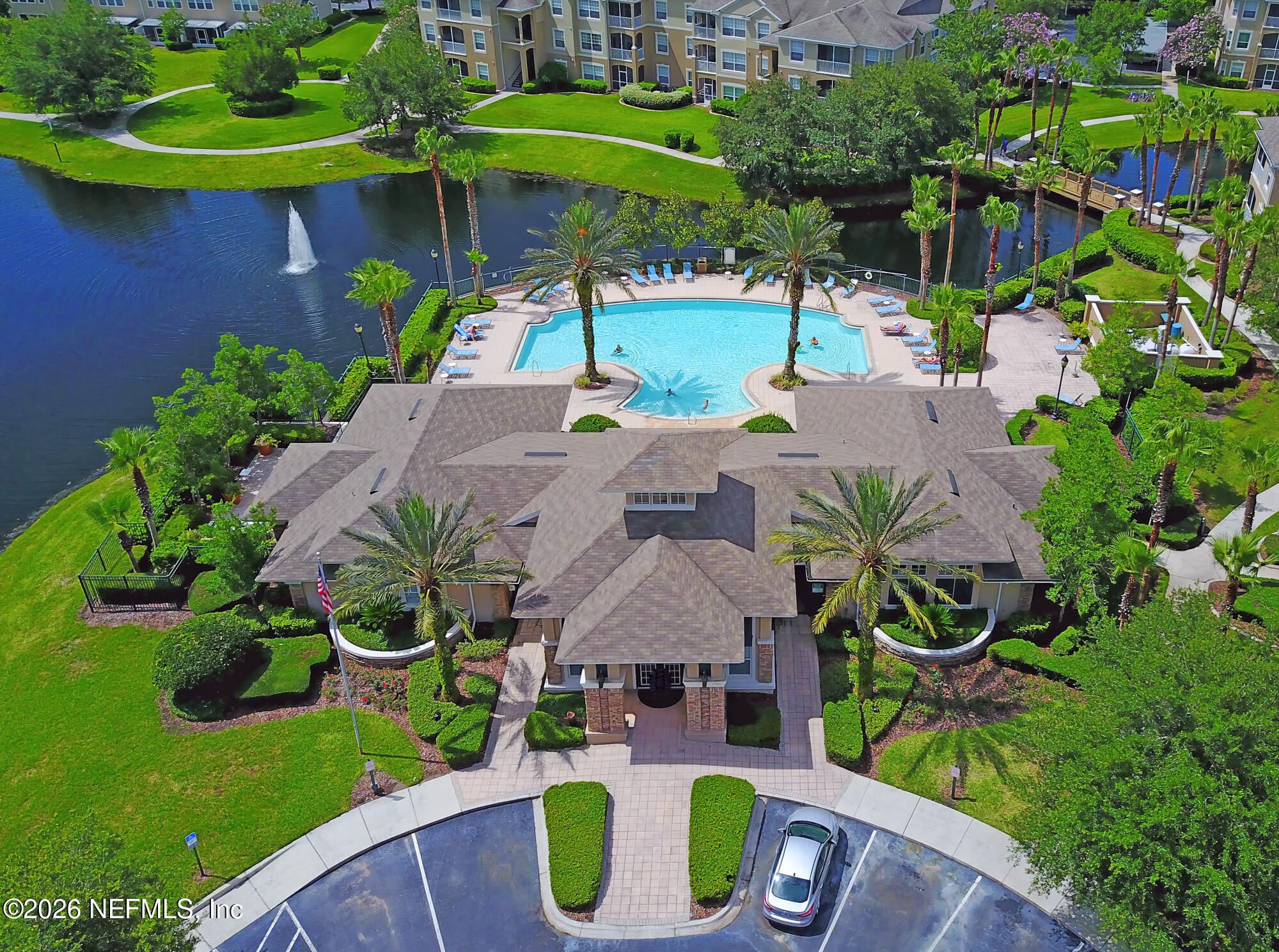 7990 Baymeadows Road, Unit 803 Jacksonville, FL 32256 - Photo 21 of 25 a backyard of a house with garden