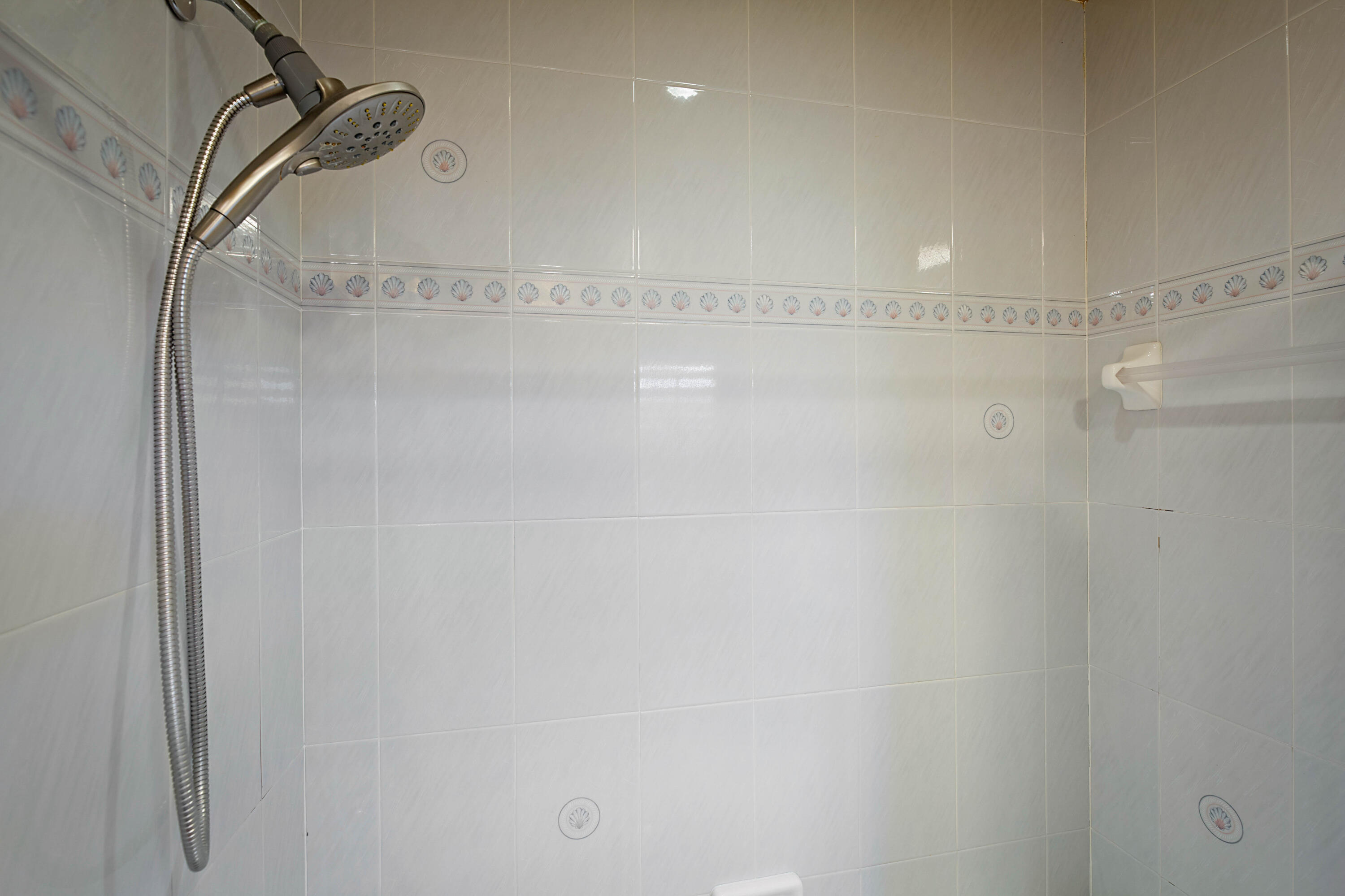 231 Longshore Drive Jupiter, FL 33458 - Photo 30 of 39 Shower in Second Bathroom