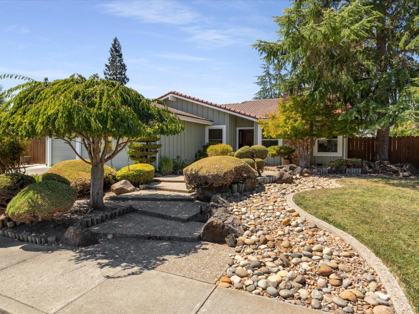 821 Pinehurst Place San Ramon, CA 94583 - Photo 3 of 26 a view of backyard of the house