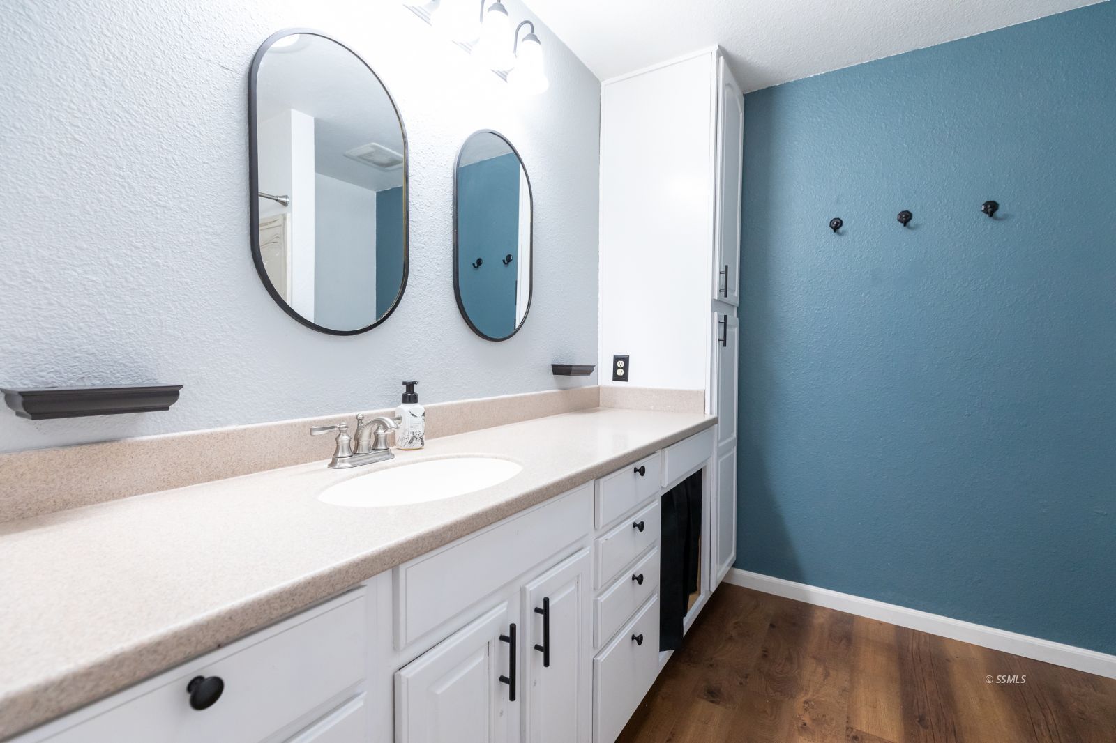 1960 Autumn Avenue Ridgecrest, CA 93555 - Photo 17 of 37 a bathroom with a double vanity sink and a mirror