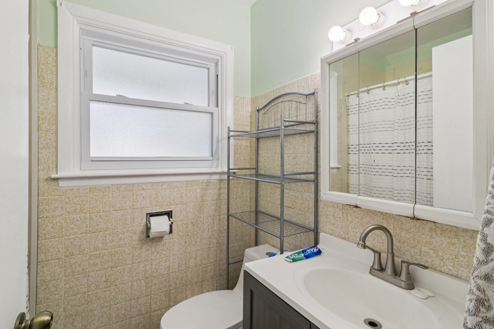 2610 Killarney Drive Cary, IL 60013 - Photo 12 of 15 a bathroom with a sink a toilet and shower