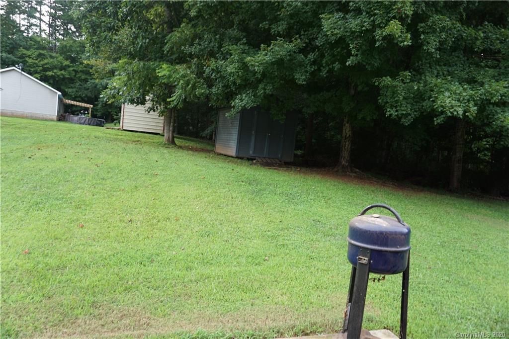4121 Oakwood Road Charlotte, NC 28269 - Photo 15 of 15 a backyard of a house with table and chairs