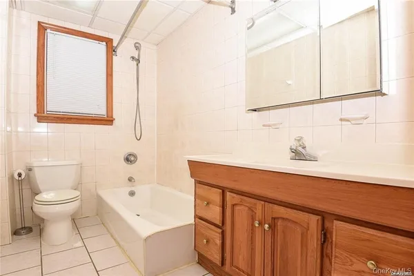 $2,700 | 53 Thorman Avenue, Unit 2L, Hicksville, NY 11801