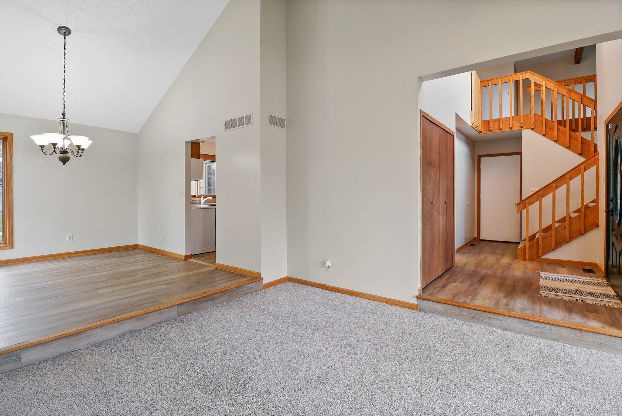 3801 Ridgewood Court Valparaiso, IN 46383 - Photo 5 of 32 2048x1369