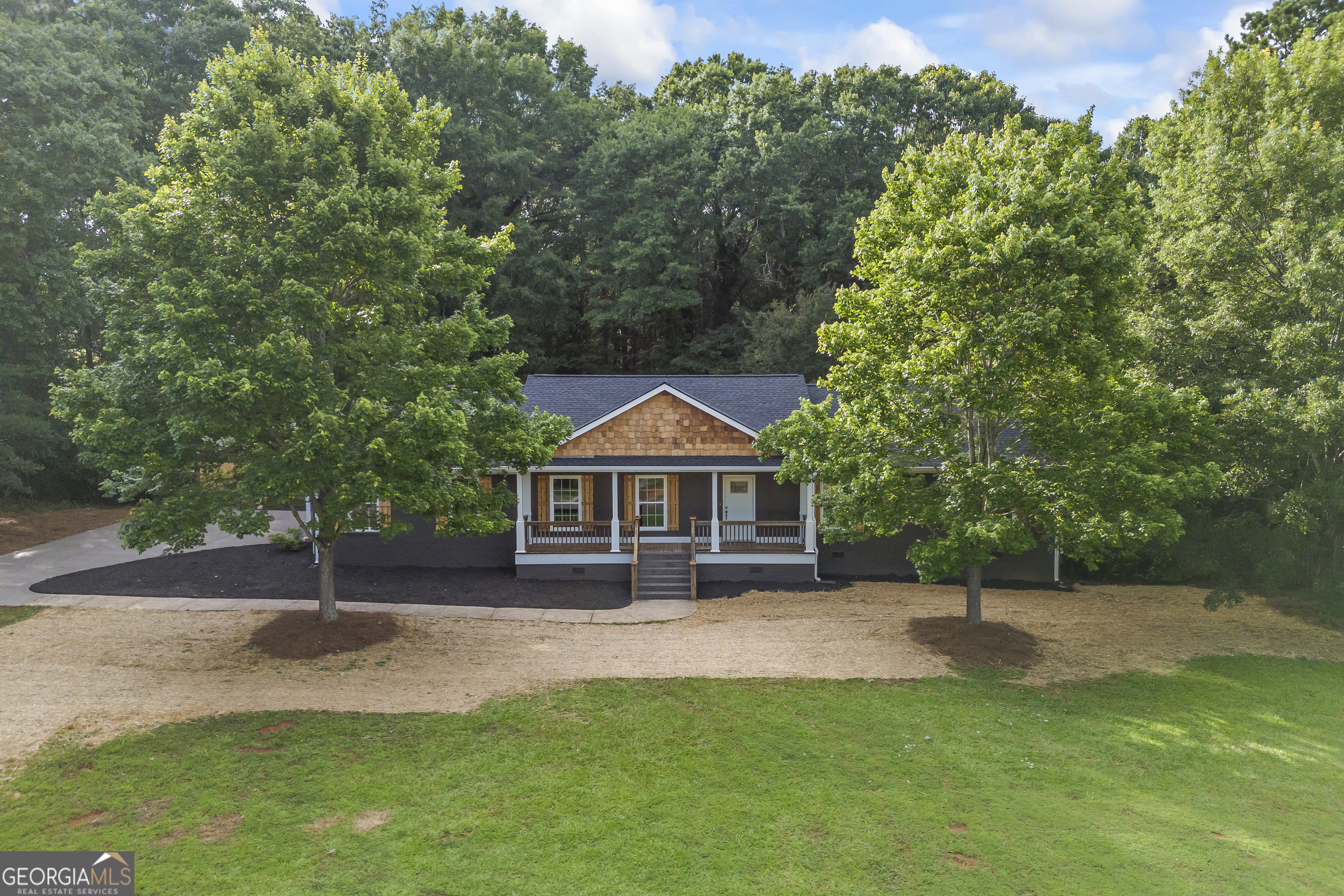 a view of a house with a yard