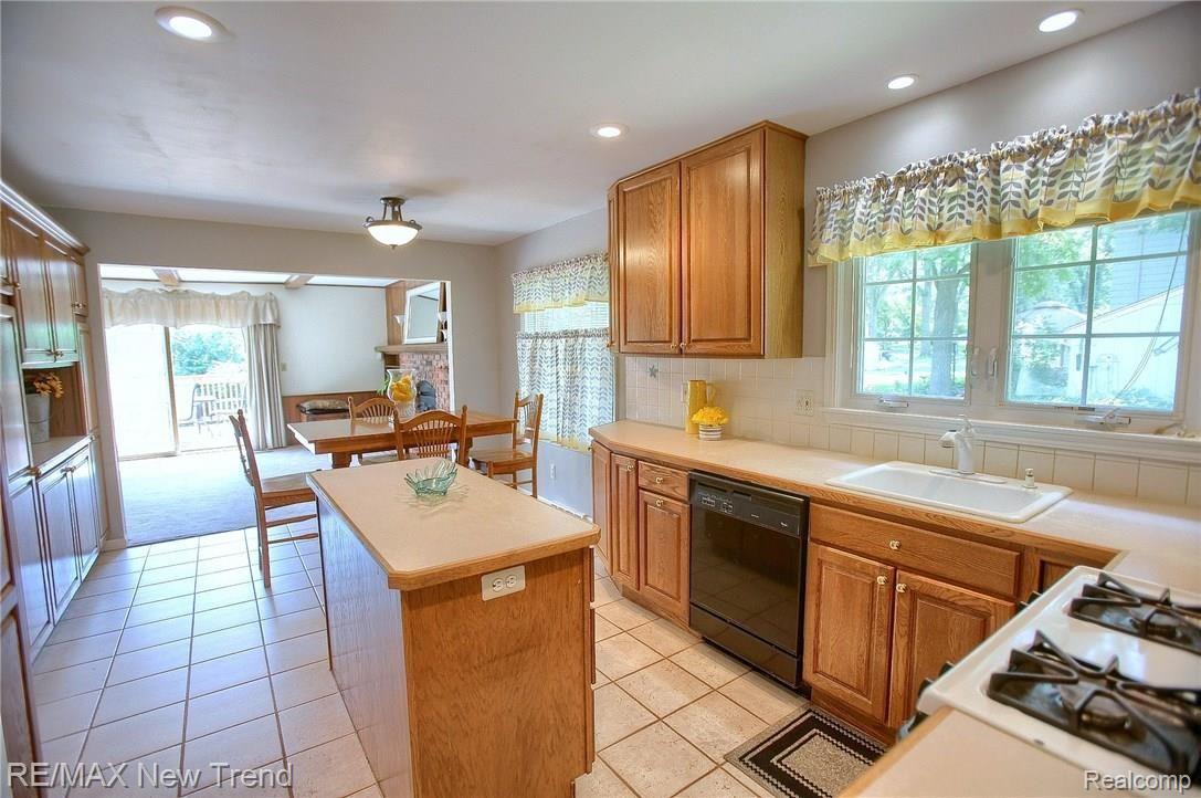 36307 West Lyman Road Farmington, MI 48331 - Photo 10 of 33 Kitchen_3rd_View.jpg