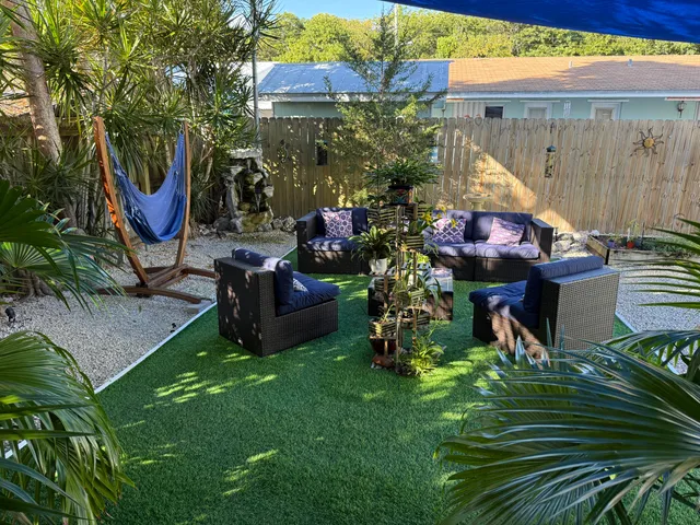 a view of a backyard