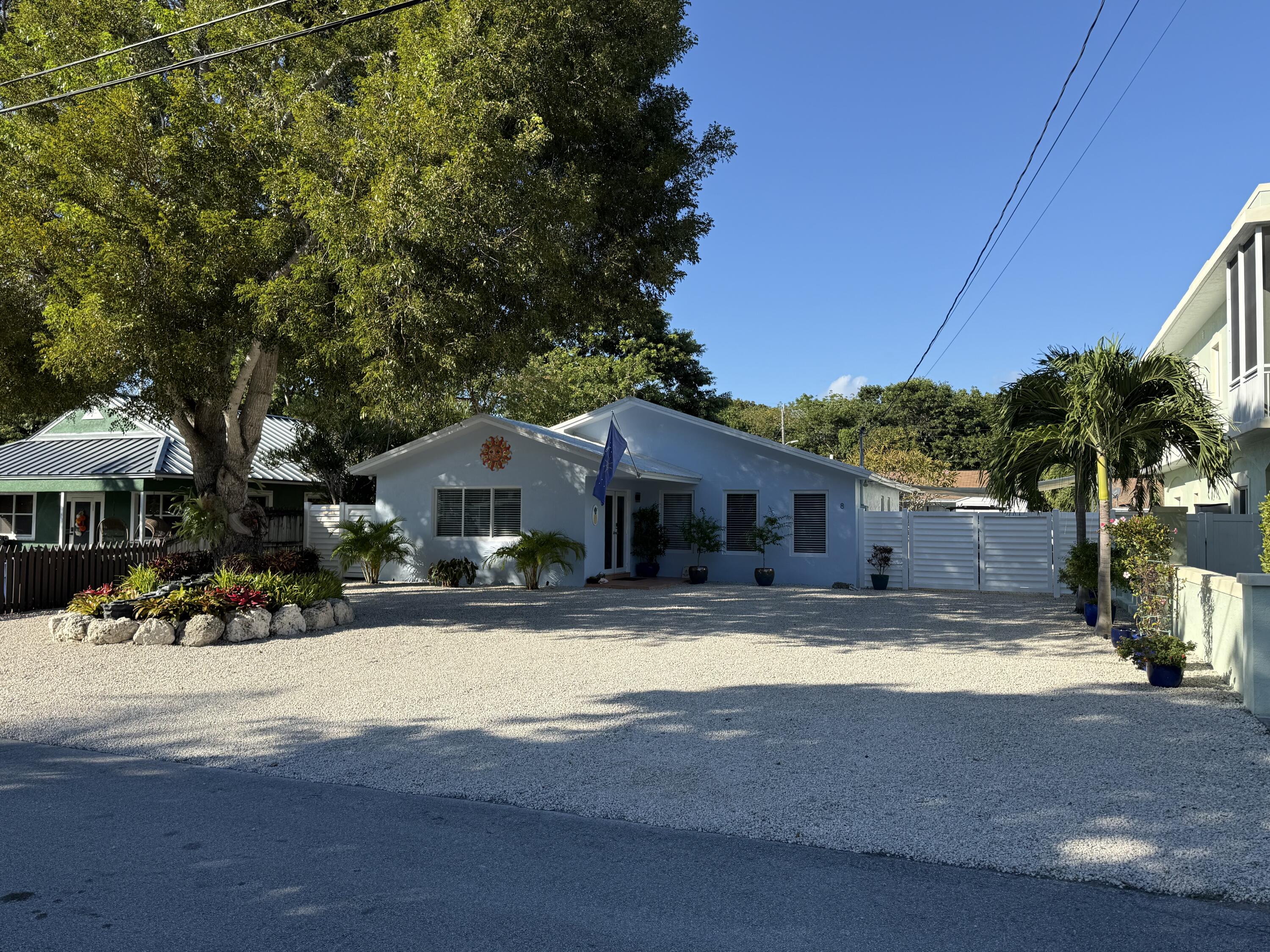 8 North End Road Key Largo, FL 33037 - Photo 2 of 16 a view of a house with snow on the background