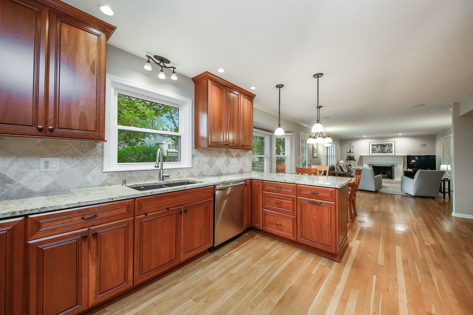 231 Hill Road Willowbrook, IL 60527 - Photo 7 of 35