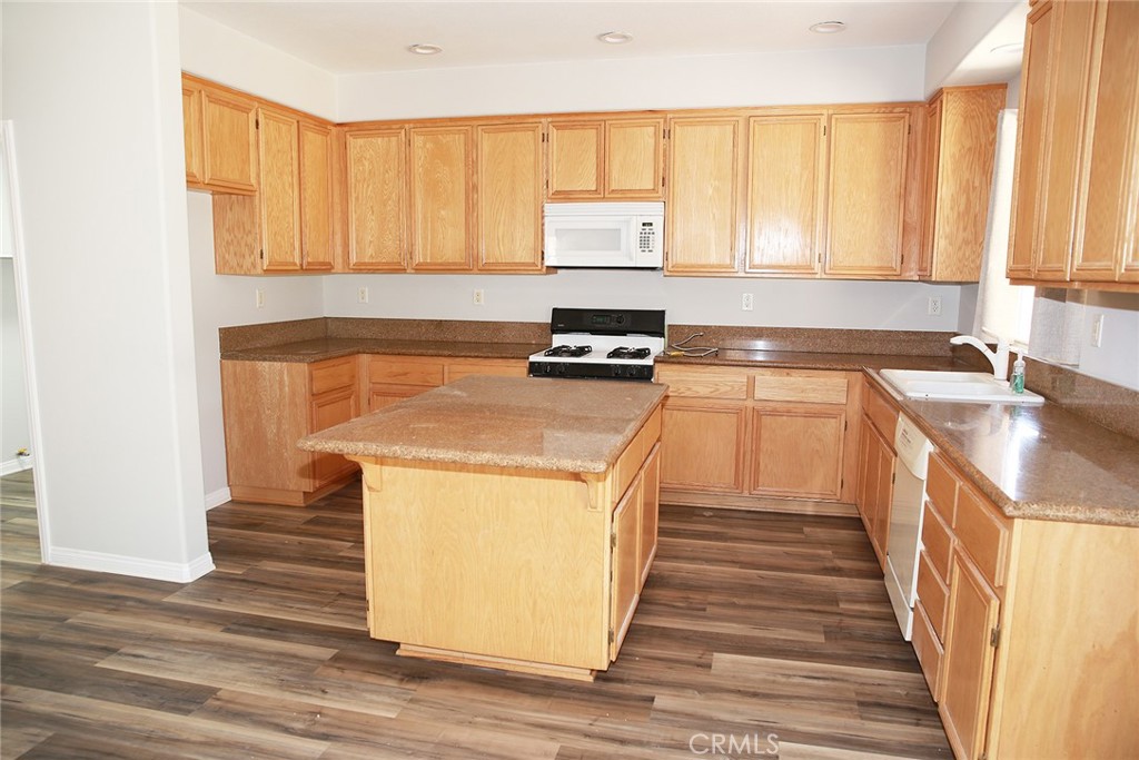 43641 Rucker Street Lancaster, CA 93535 - Photo 8 of 34