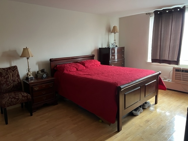 201 South Maple Avenue, Unit 411 Oak Park, IL 60302 - Photo 12 of 18 a bed room with a bed and a closet