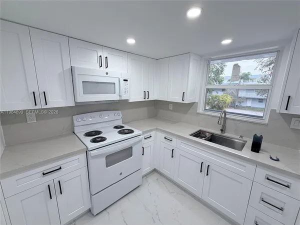 $2,700 | 9365 Fontainebleau Boulevard, Unit E218, Miami, FL 33172