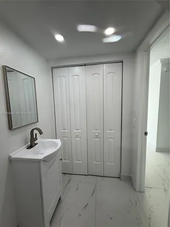 $2,700 | 9365 Fontainebleau Boulevard, Unit E218, Miami, FL 33172