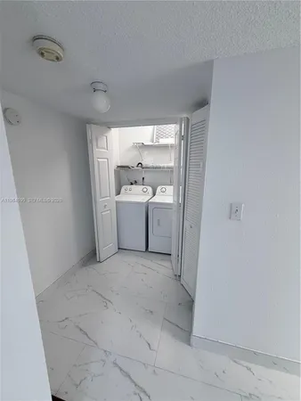 $2,700 | 9365 Fontainebleau Boulevard, Unit E218, Miami, FL 33172
