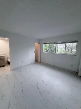 $2,700 | 9365 Fontainebleau Boulevard, Unit E218, Miami, FL 33172