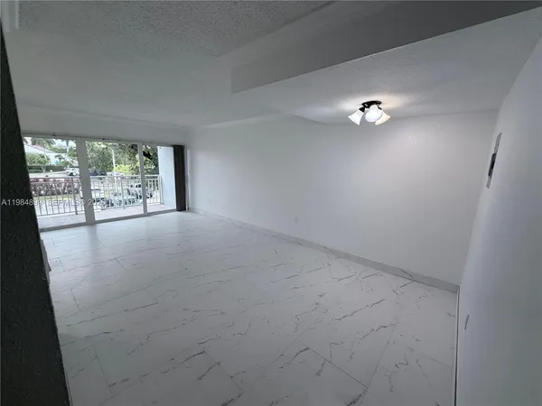 $2,700 | 9365 Fontainebleau Boulevard, Unit E218, Miami, FL 33172