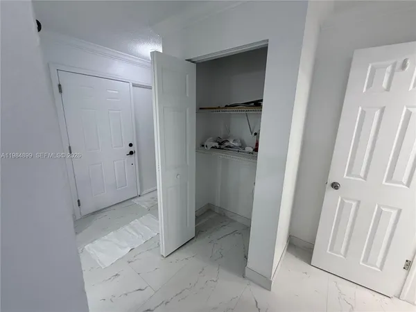 $2,700 | 9365 Fontainebleau Boulevard, Unit E218, Miami, FL 33172