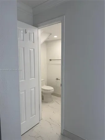 $2,700 | 9365 Fontainebleau Boulevard, Unit E218, Miami, FL 33172