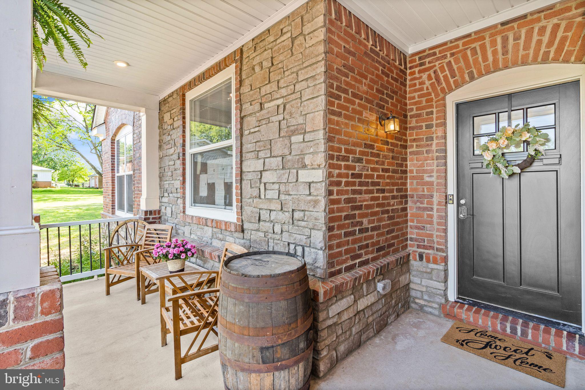 8518 Thomas Drive Manassas, VA 20110 - Photo 5 of 43