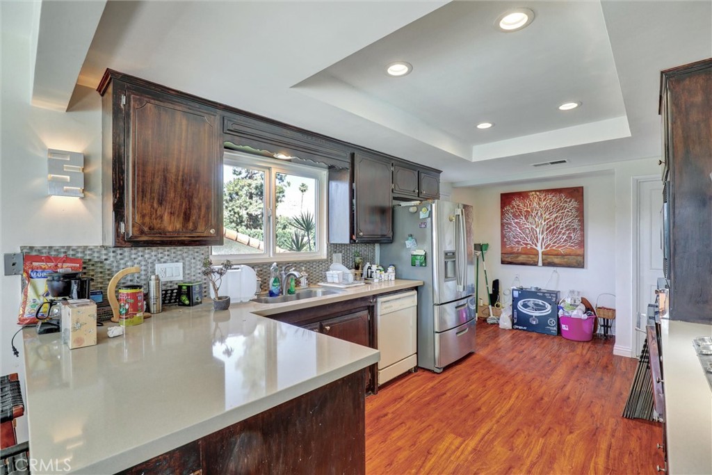 5625 Vía Junipero Serra Riverside, CA 92506 - Photo 11 of 27 Kitchen