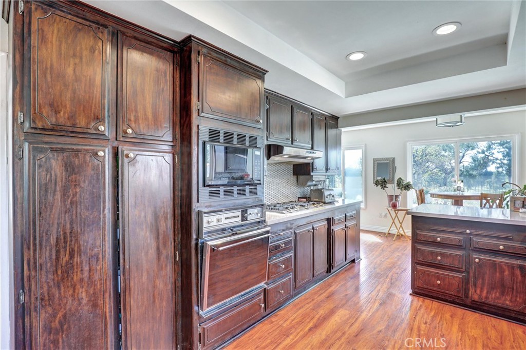 5625 Vía Junipero Serra Riverside, CA 92506 - Photo 12 of 27 Kitchen
