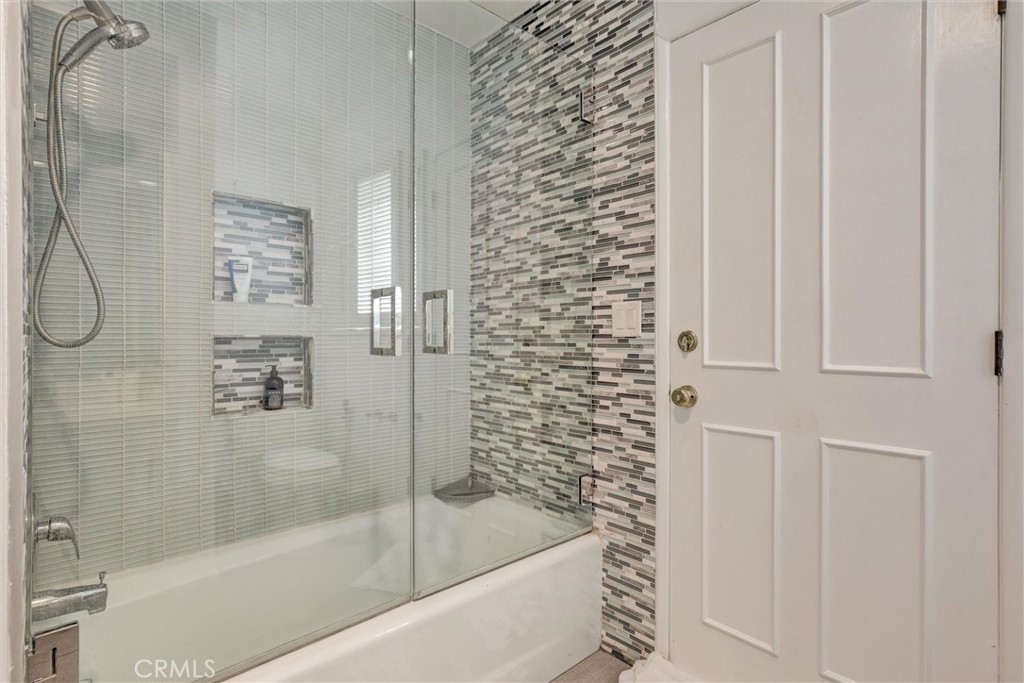 5625 Vía Junipero Serra Riverside, CA 92506 - Photo 23 of 27 2nd bathroom