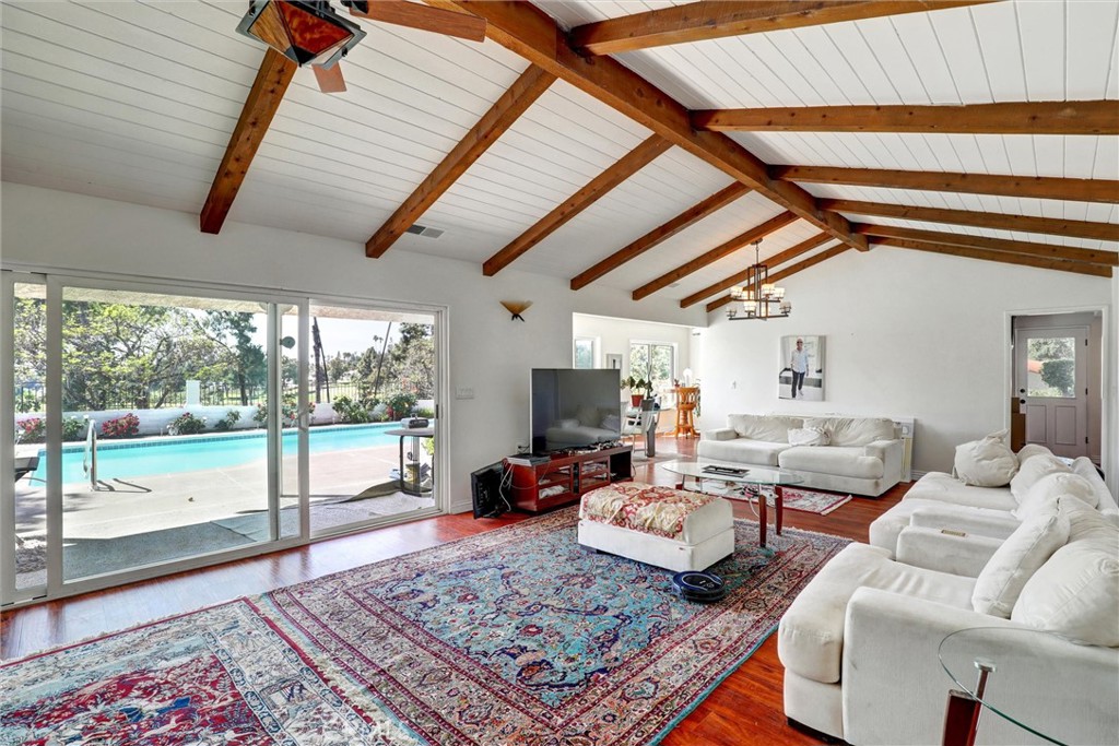 5625 Vía Junipero Serra Riverside, CA 92506 - Photo 4 of 27 Living Room