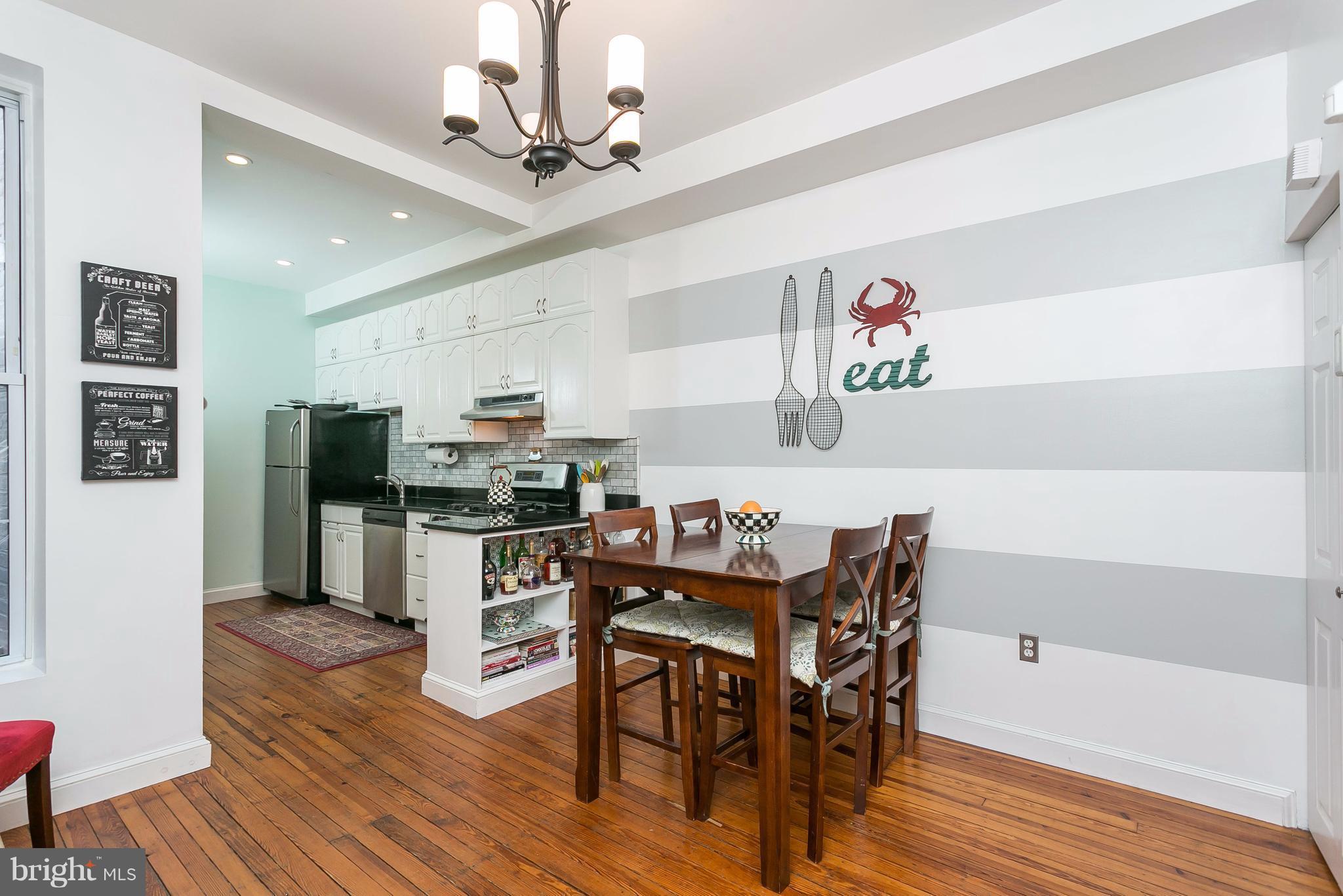 Dining room w 9ft ceilings opens to kitchen