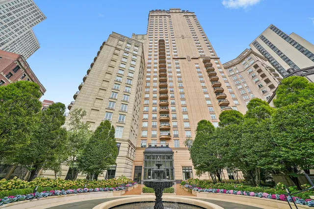 $8,300 | 2550 North Lakeview Avenue, Unit 2103N, Chicago, IL 60614