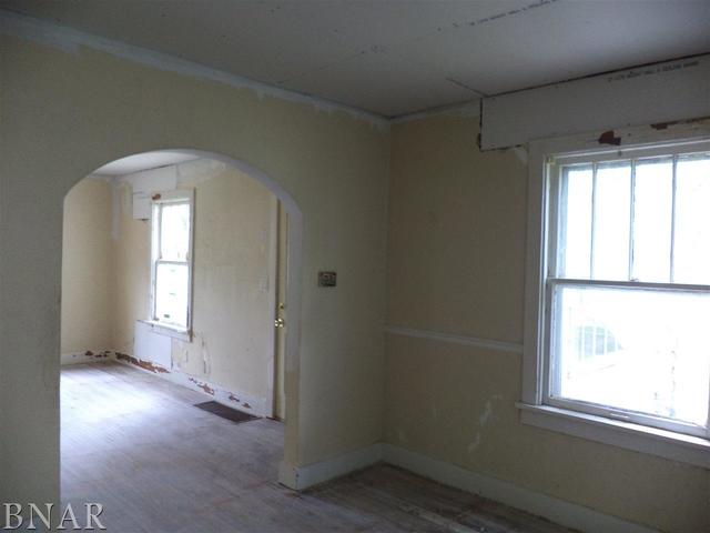 212 West Division Street Bloomington, IL 61701 - Photo 4 of 10 a view of empty room with window