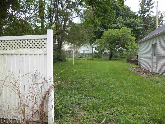 212 West Division Street Bloomington, IL 61701 - Photo 9 of 10 a garden view