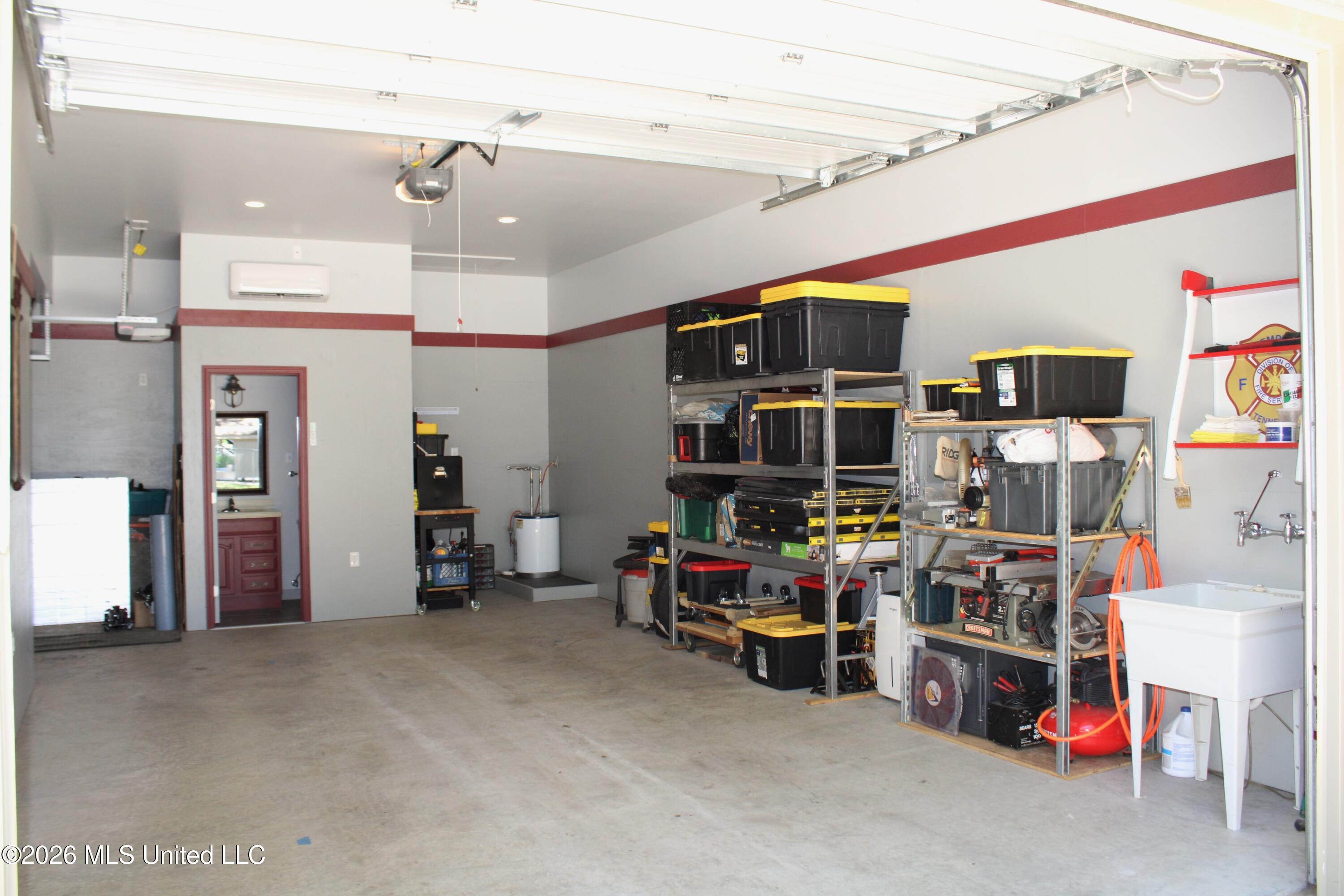 2934 North Red Banks Road Byhalia, MS 38611 - Photo 4 of 42 Interior of Workshop