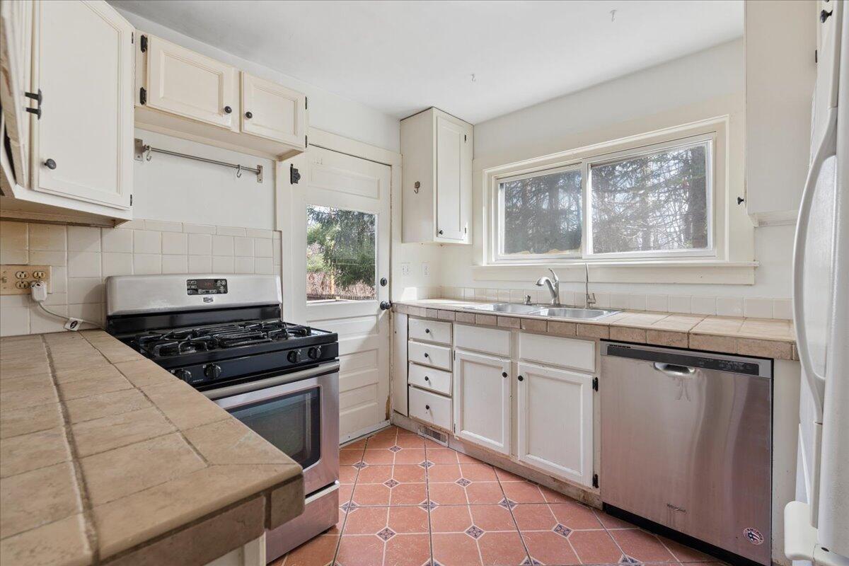 751 Holmes Road Ypsilanti, MI 48198 - Photo 4 of 36 751 Holmes