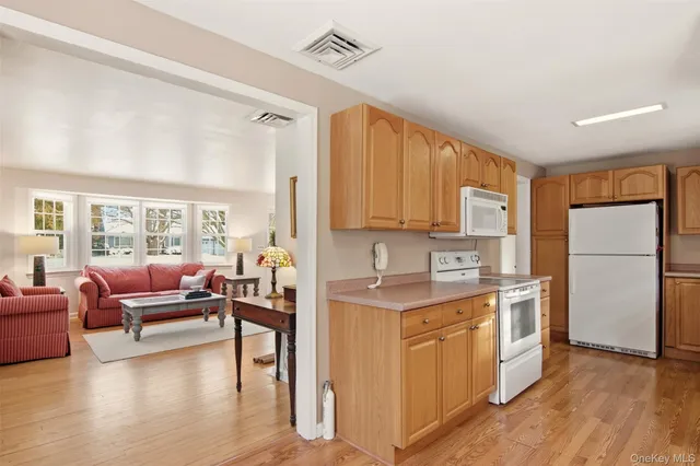 $689,000 | 10 Catalpa Lane, Stony Brook, NY 11790