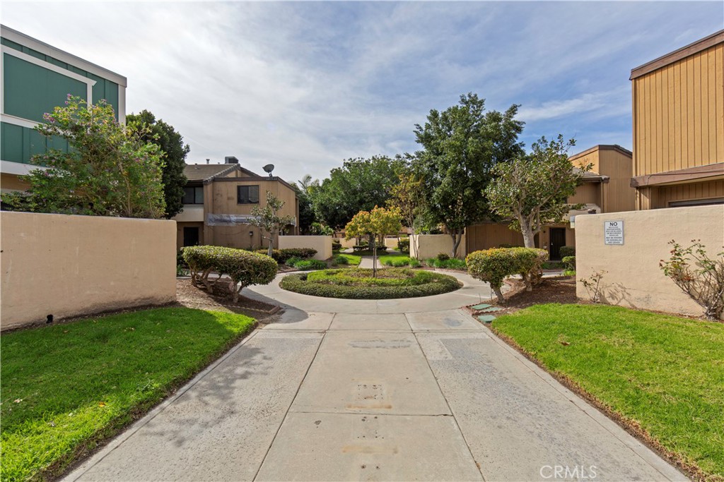1381 South Walnut Street, Unit 2008 Anaheim, CA 92802 - Photo 38 of 40 a view of a backyard with sitting area