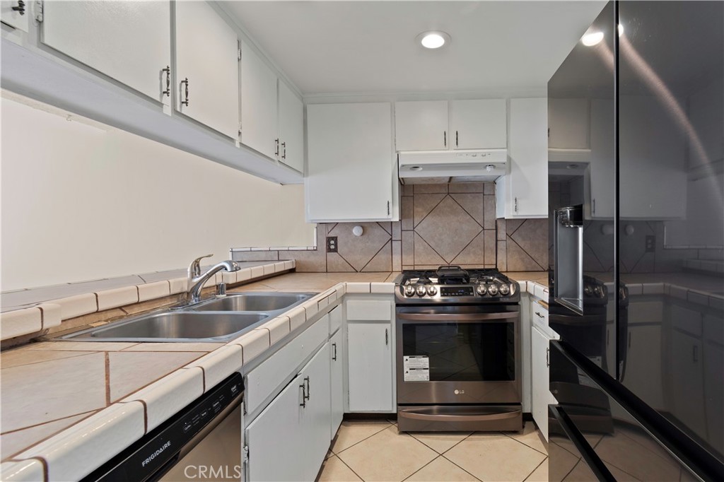 1381 South Walnut Street, Unit 2008 Anaheim, CA 92802 - Photo 7 of 40 a kitchen with a stove and a sink