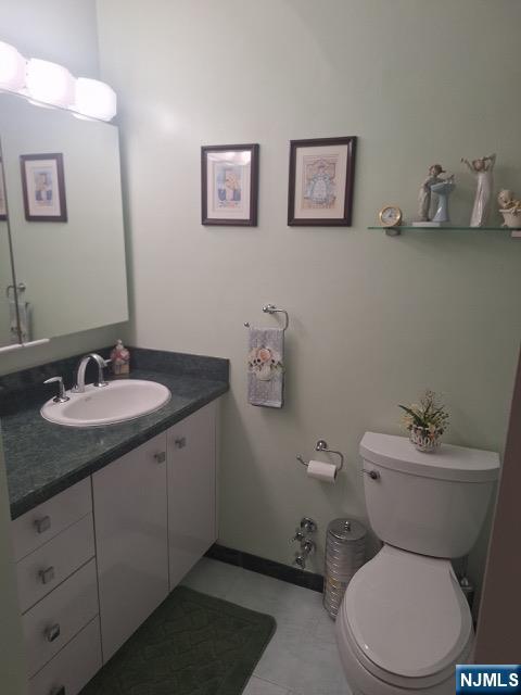 280 Prospect, Unit 9H Hackensack, NJ 07601 - Photo 27 of 38 a bathroom with a toilet sink and mirror