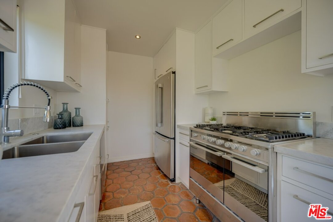 2103 Ridgemont Drive Los Angeles, CA 90046 - Photo 19 of 46