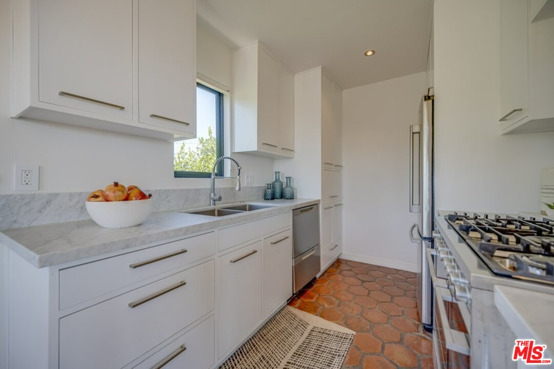 2103 Ridgemont Drive Los Angeles, CA 90046 - Photo 20 of 46