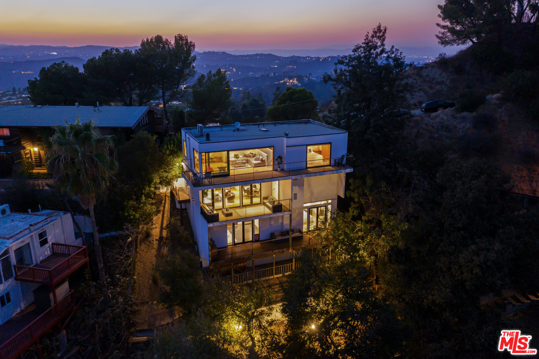 2103 Ridgemont Drive Los Angeles, CA 90046 - Photo 5 of 46