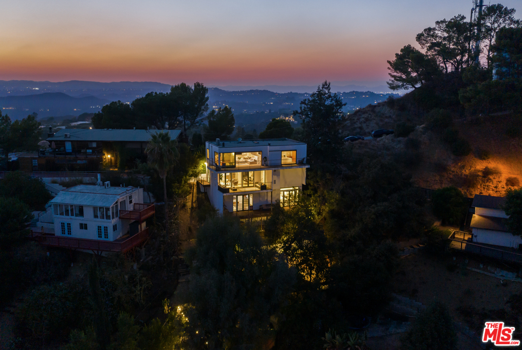 2103 Ridgemont Drive Los Angeles, CA 90046 - Photo 6 of 46