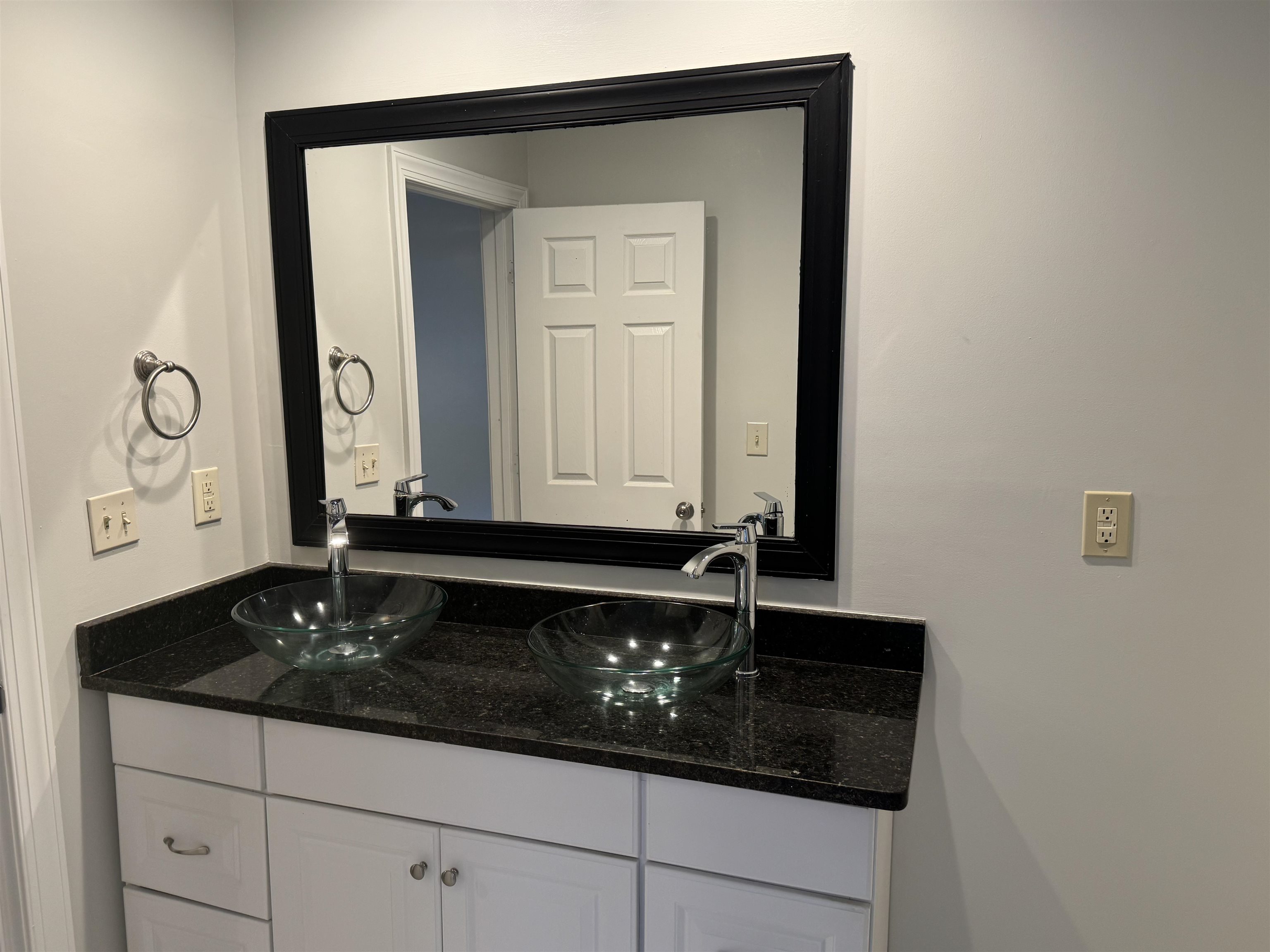 193 Alexander Street Memphis, TN 38111 - Photo 22 of 25 a bathroom with a sink and a mirror