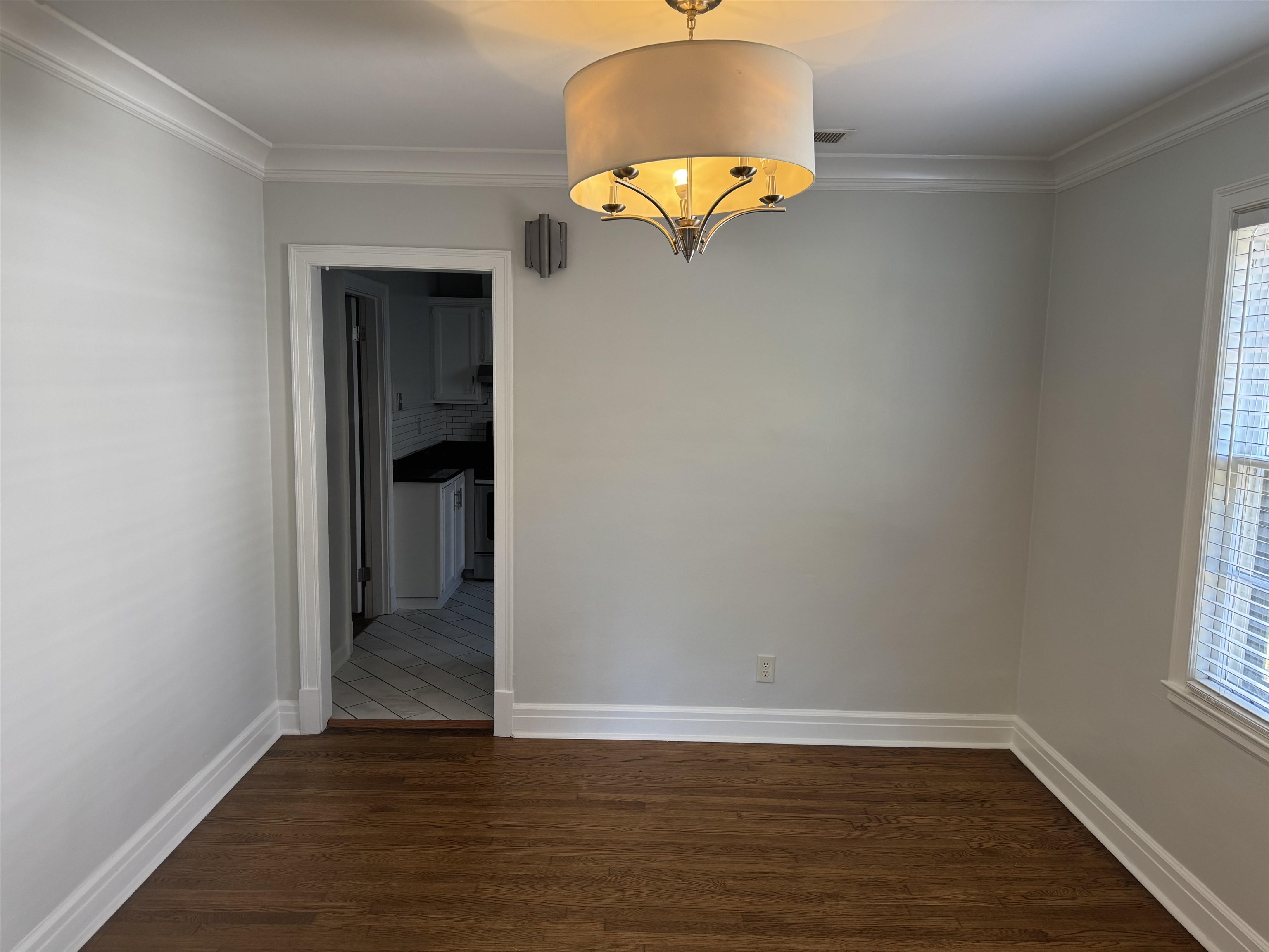 193 Alexander Street Memphis, TN 38111 - Photo 7 of 25 an empty room with a window