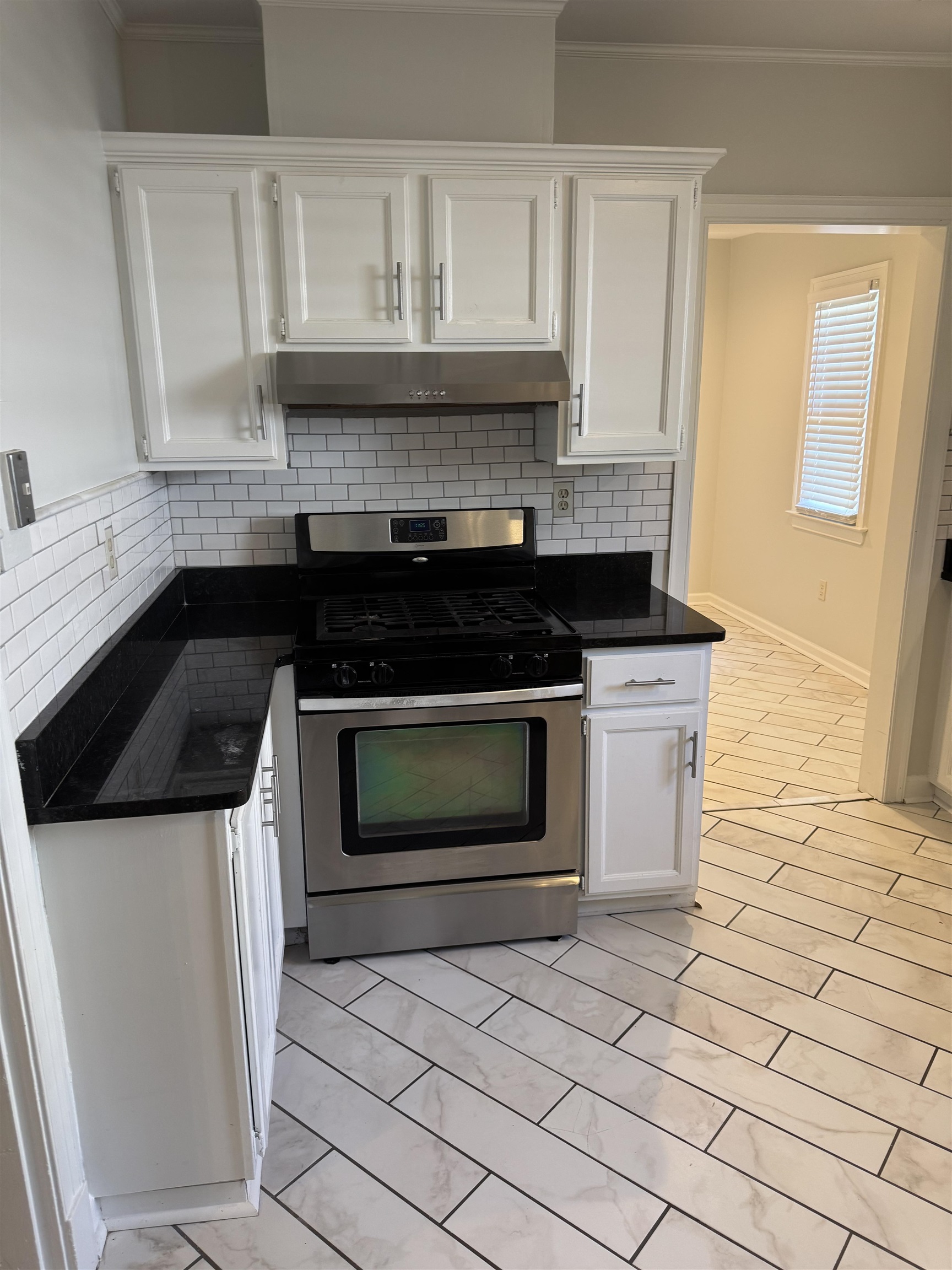 193 Alexander Street Memphis, TN 38111 - Photo 10 of 25 a stove top oven sitting inside of a kitchen