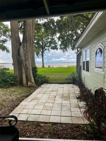 a view of a backyard