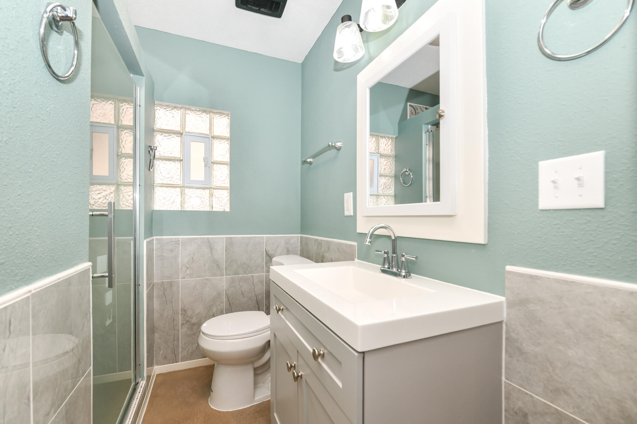 2956 North 39th Street Milwaukee, WI 53210 - Photo 14 of 30 Bathroom on Main Floor