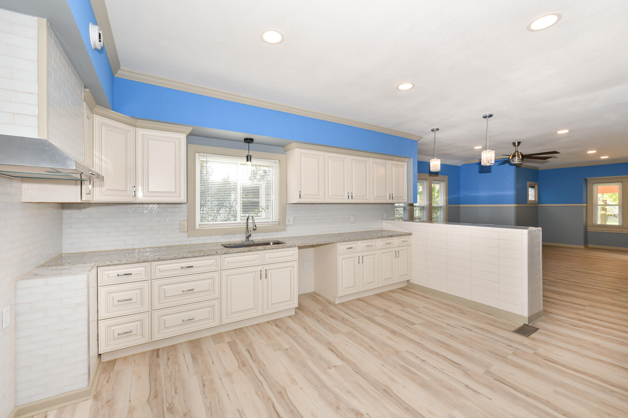 2956 North 39th Street Milwaukee, WI 53210 - Photo 9 of 30 Kitchen