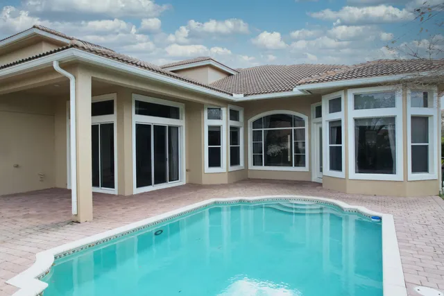 a view of a chandelier in big room and chandelier