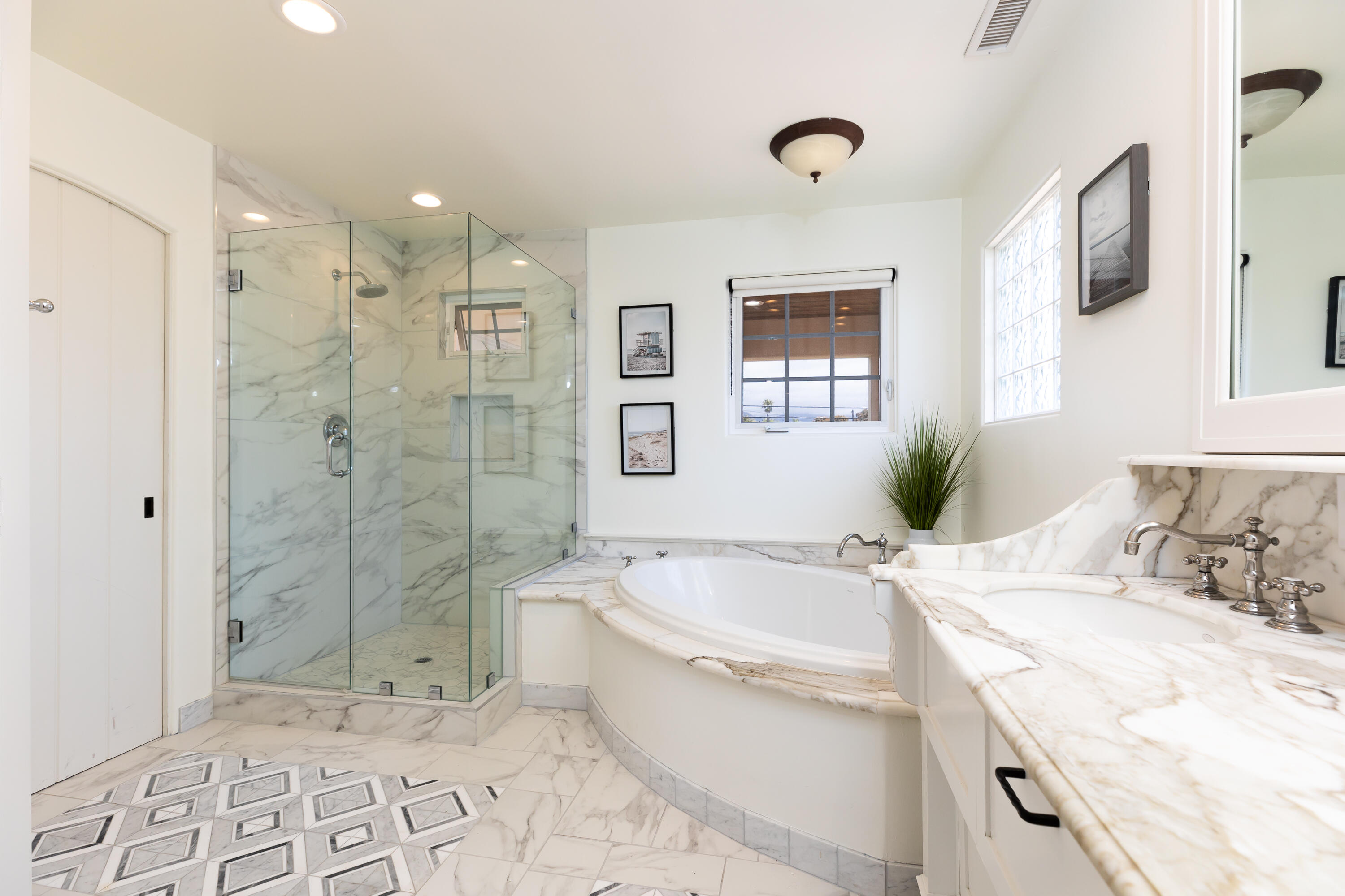 122 Santa Rosa Place Santa Barbara, CA 93109 - Photo 15 of 22 Upstairs Primary Bath