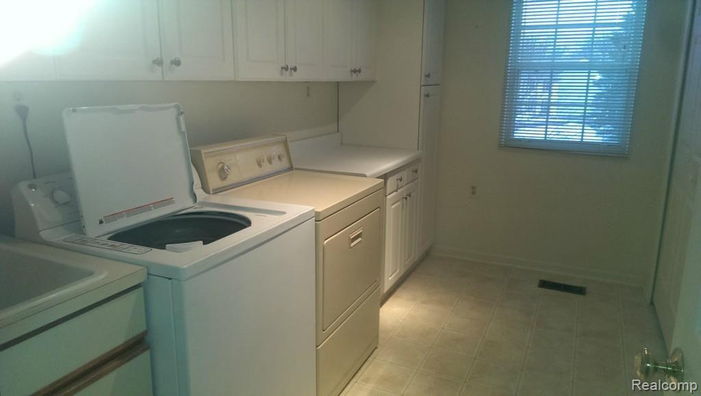 1325 East Fairview Lane Rochester, MI 48306 - Photo 27 of 35 Upper Level Utility Room with Large Storage Closet